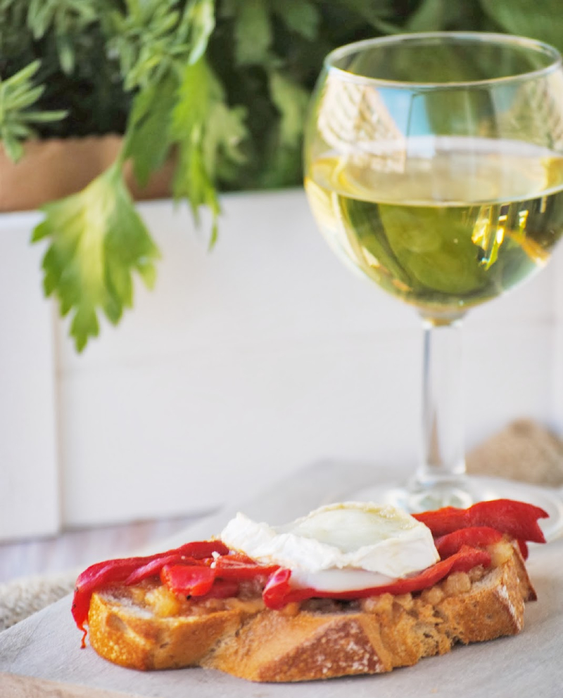 Tosta de cebolla caramelizada con pimientos asados